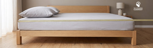 Un mètre ruban tendu sur un matelas recouvert d’un drap de mise à la terre