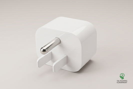 Adaptateur de terre États-Unis, vu de face, montrant la broche de mise à la terre et les broches plates