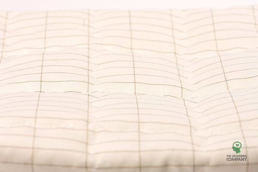 Gros plan sur la texture du dos matelassé antidérapant du Quilted Grounding Pad