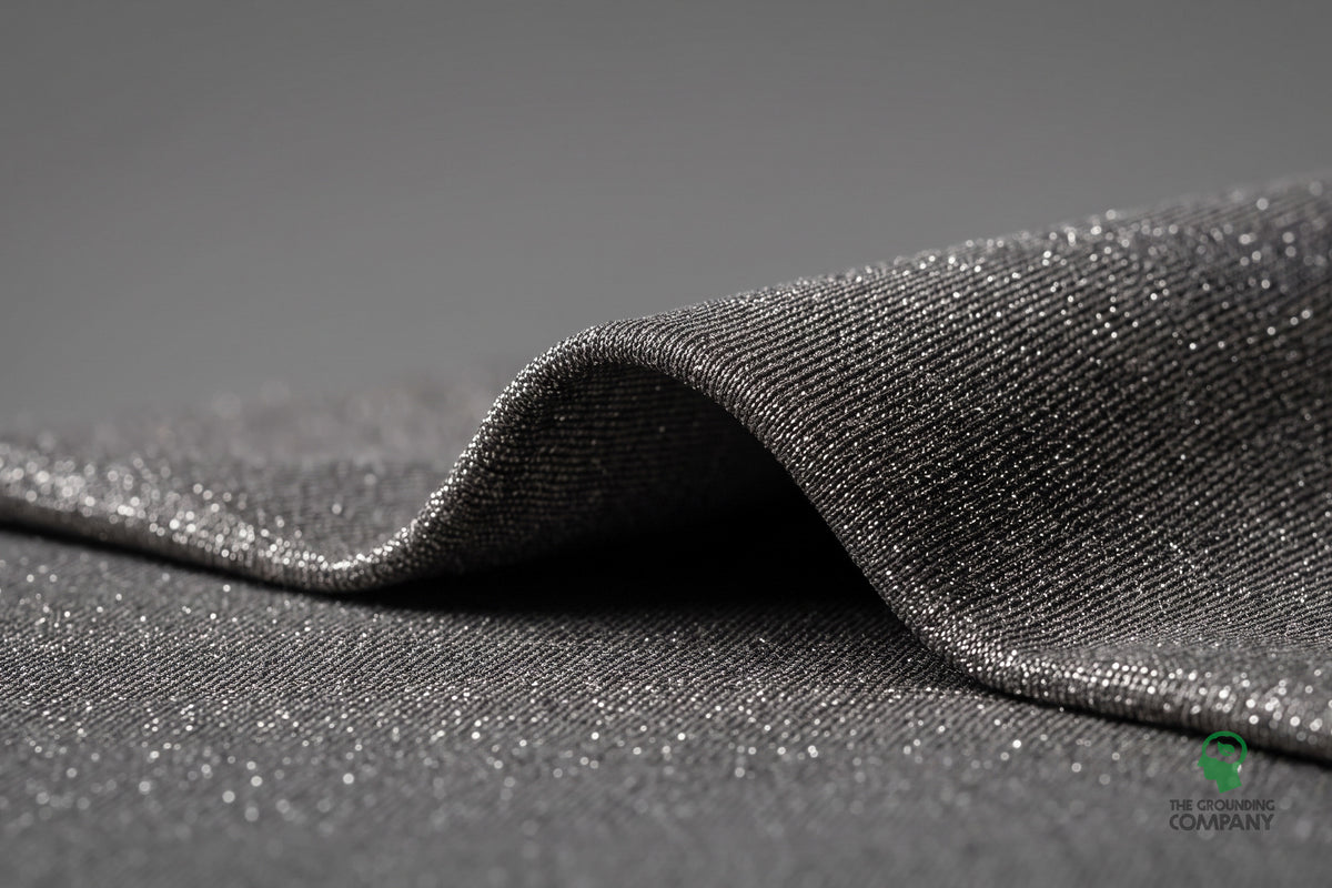 Gros plan sur le bord plié et la texture tissée du tissu argenté