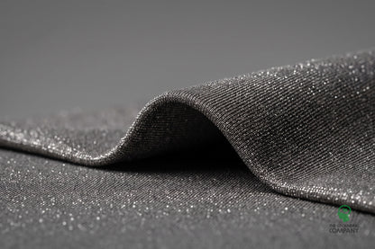 Gros plan sur le bord plié et la texture tissée du tissu argenté