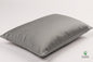 Taie d'oreiller de mise à la terre SoftSilver, présentée sur fond uni